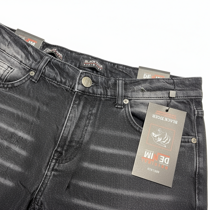 لقطة تفصيلية للبنطلون